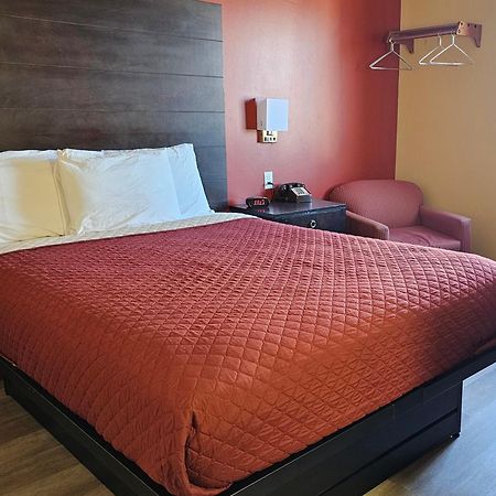 Budgetel Inn & Suites 포트스코트 외부 사진