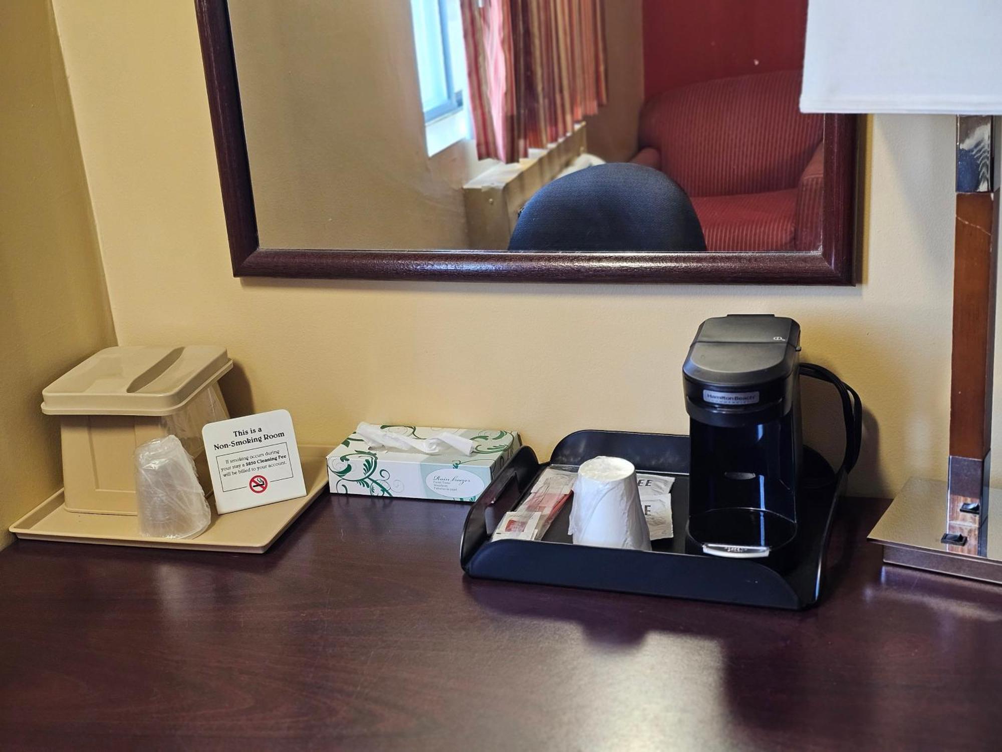 Budgetel Inn & Suites 포트스코트 외부 사진