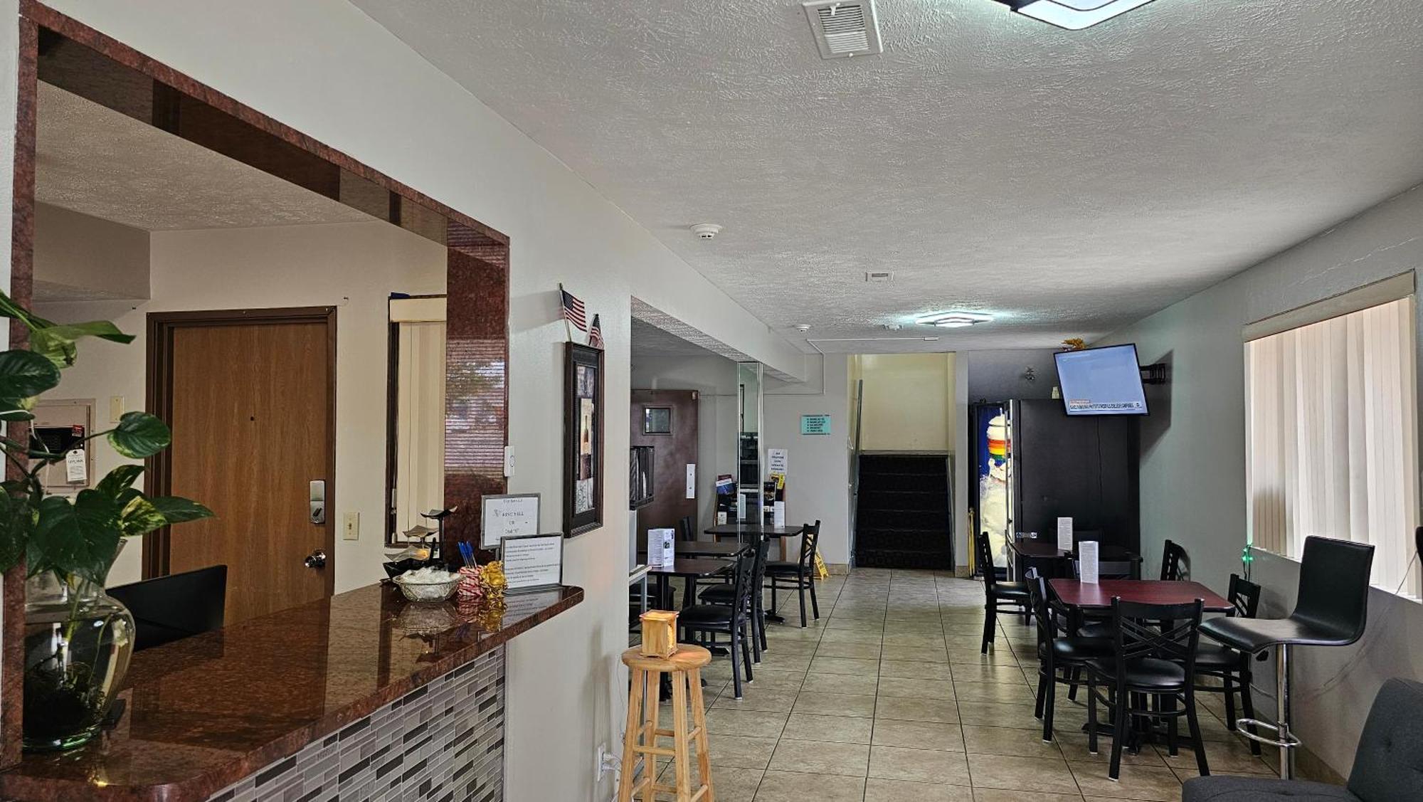 Budgetel Inn & Suites 포트스코트 외부 사진