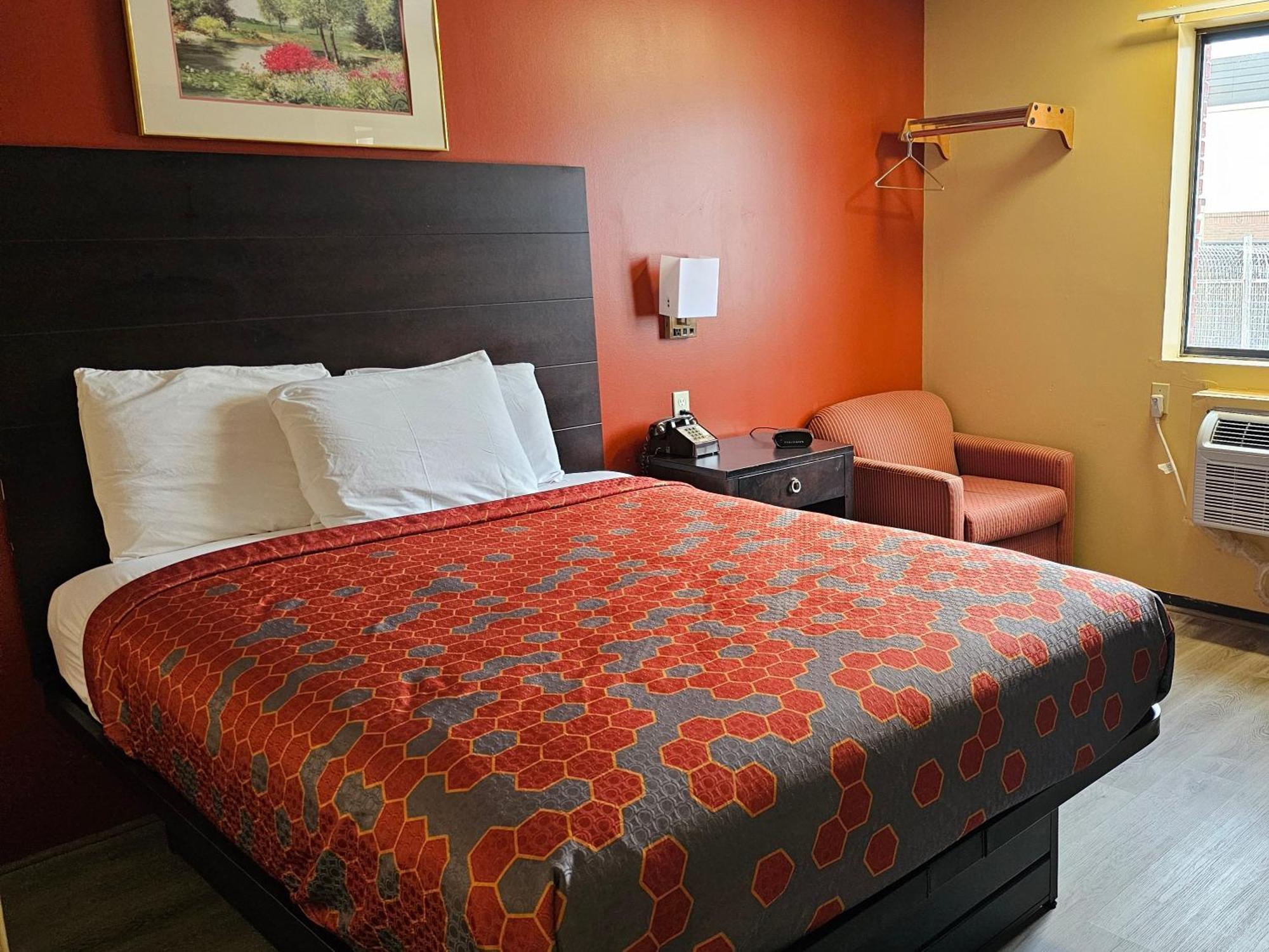 Budgetel Inn & Suites 포트스코트 외부 사진