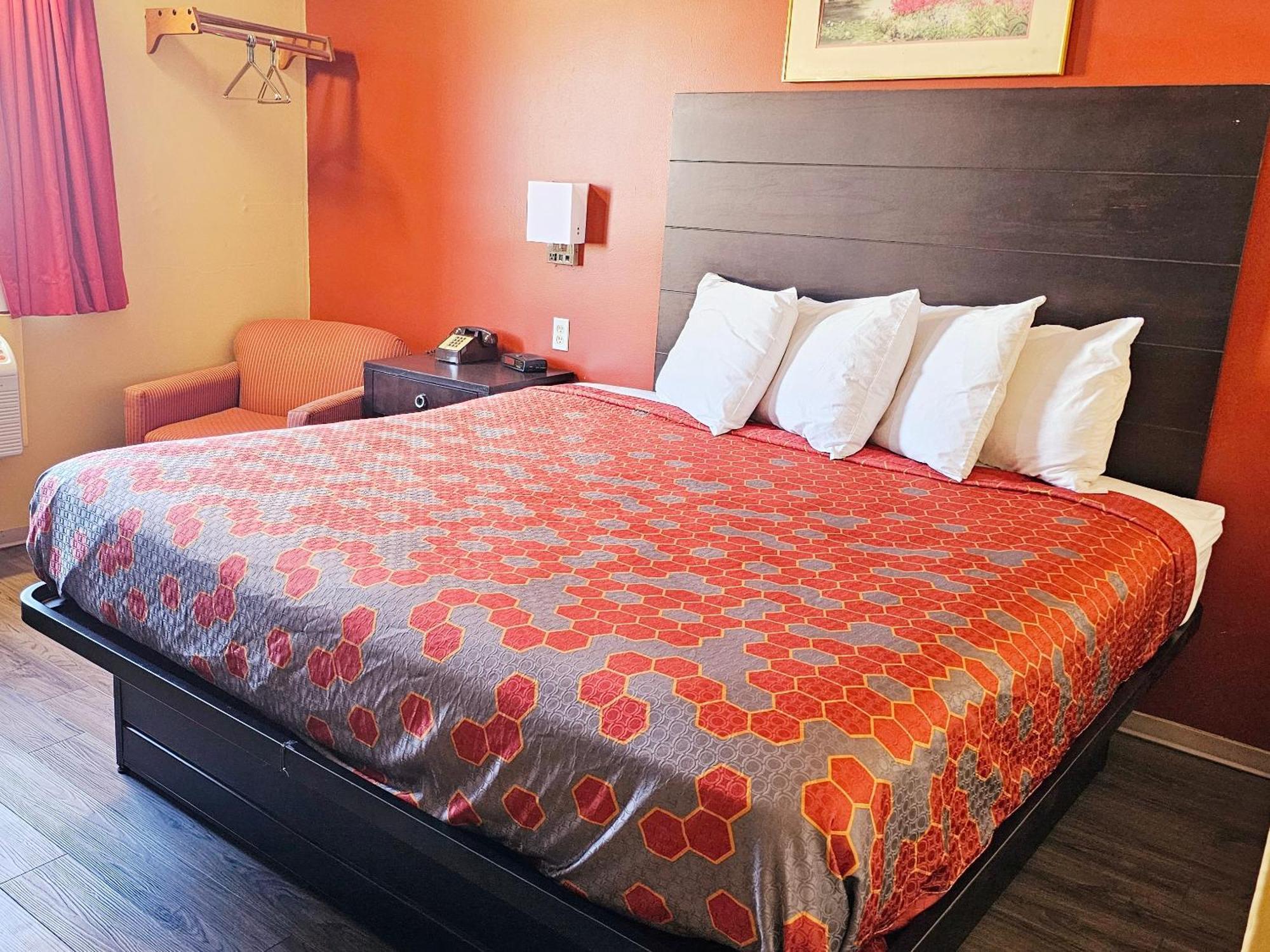 Budgetel Inn & Suites 포트스코트 외부 사진