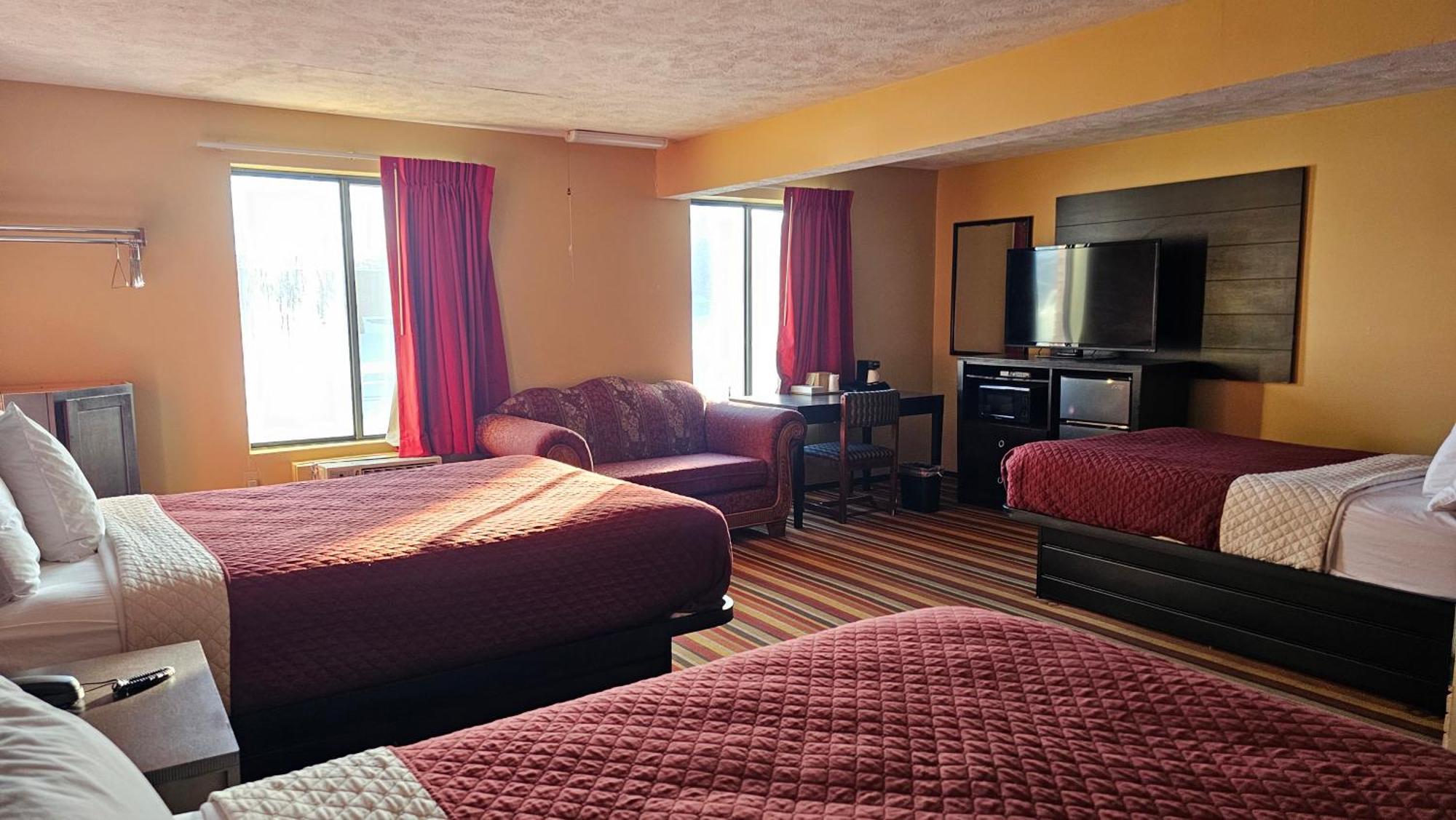 Budgetel Inn & Suites 포트스코트 외부 사진
