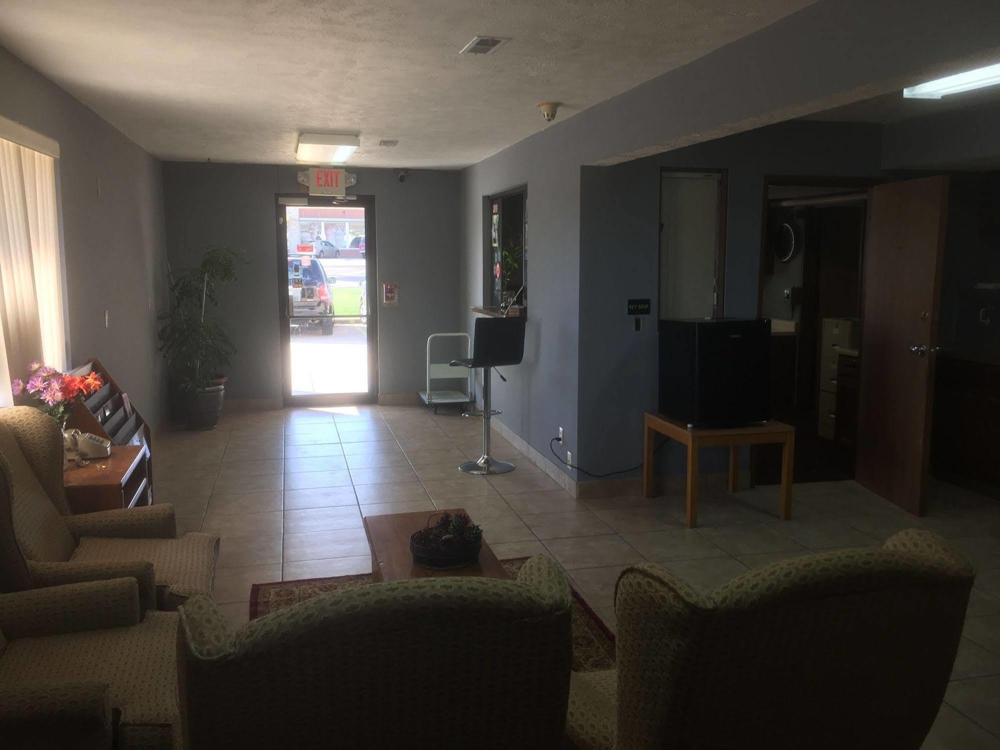 Budgetel Inn & Suites 포트스코트 외부 사진