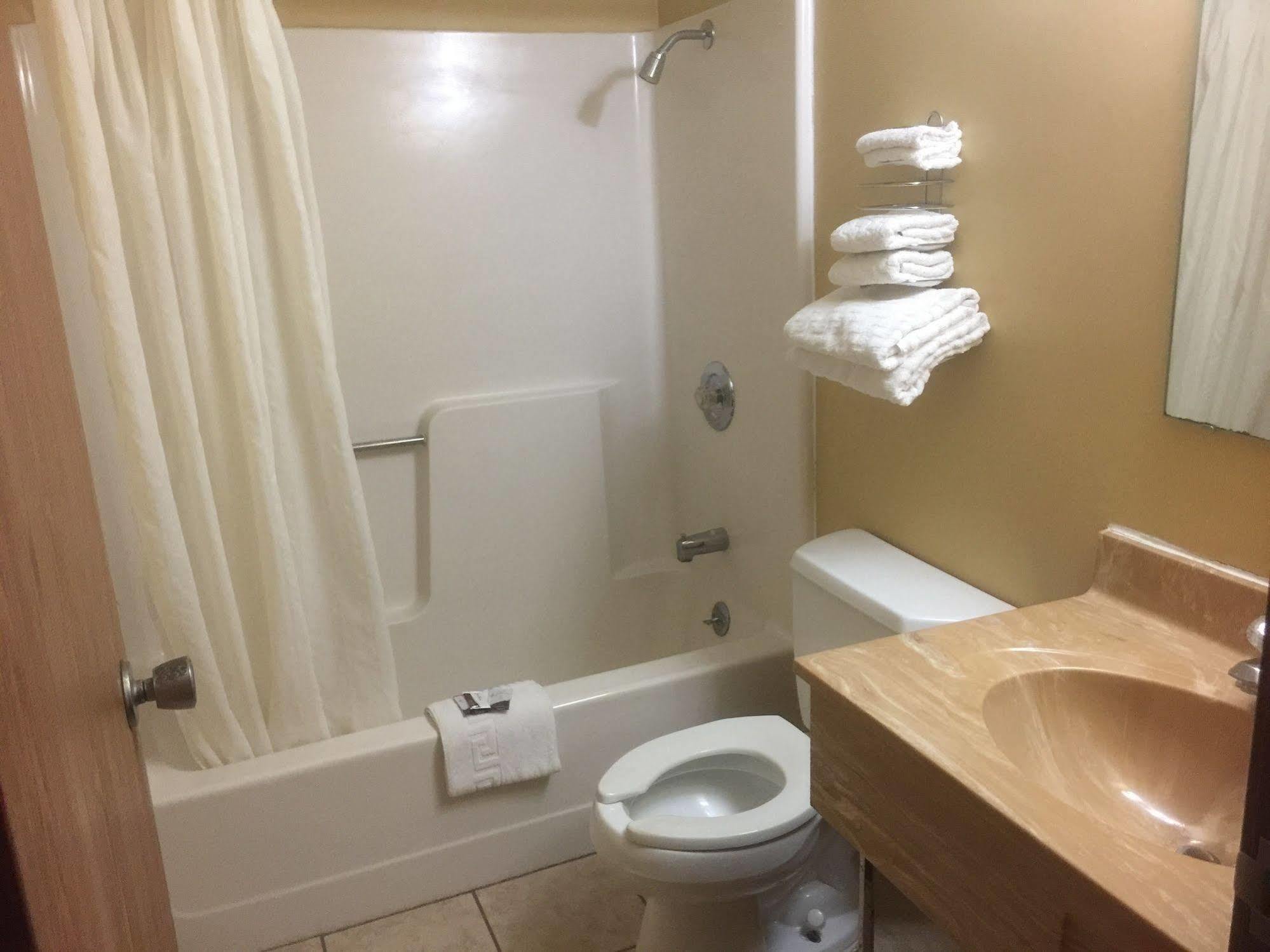 Budgetel Inn & Suites 포트스코트 외부 사진