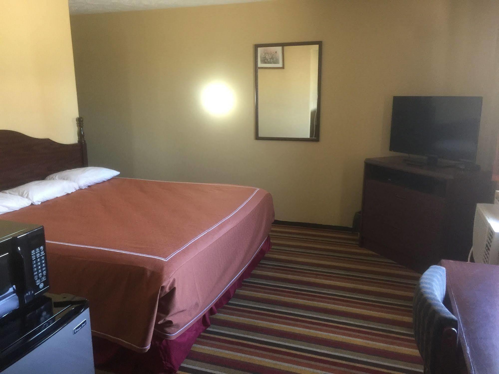 Budgetel Inn & Suites 포트스코트 외부 사진