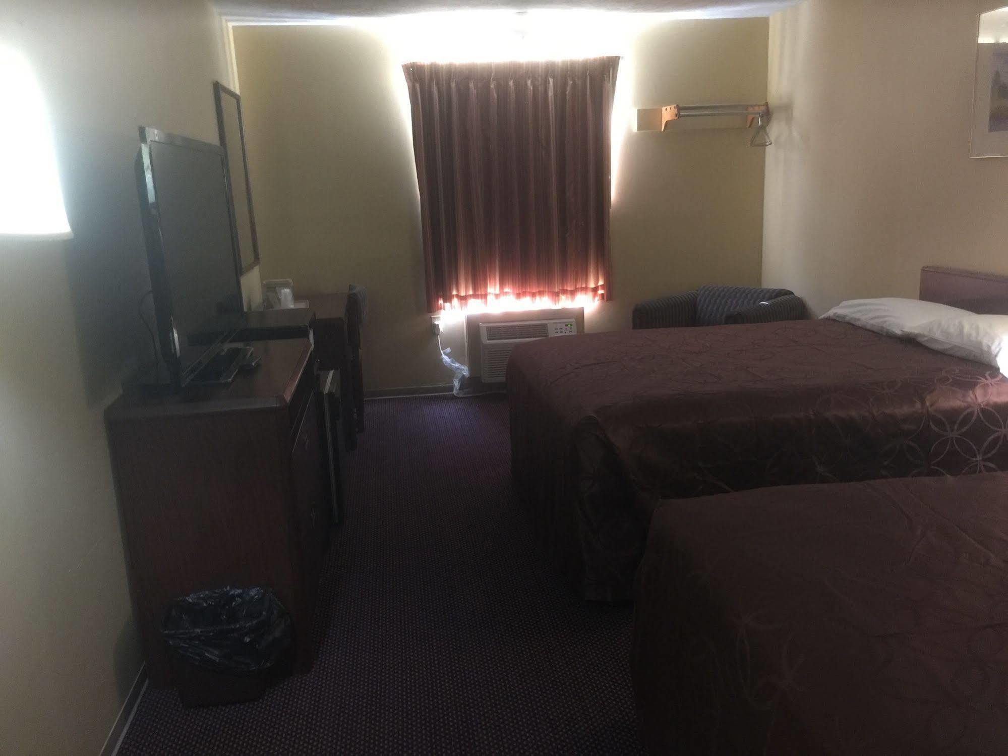 Budgetel Inn & Suites 포트스코트 외부 사진